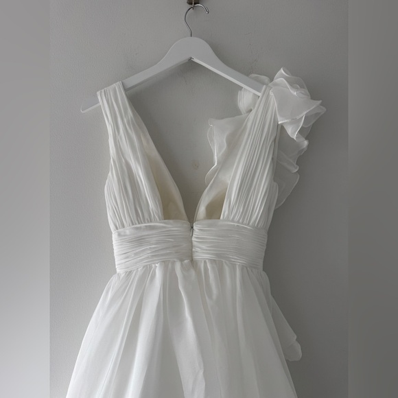 MAC DUGGAL White Ruffle Shoulder V Neck Chiffon Gown 2 - Picture 7 of 9